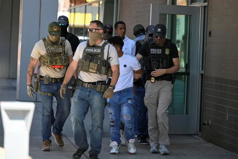 Agentes de la ley detienen a personas en un tribunal de inmigración de Phoenix.